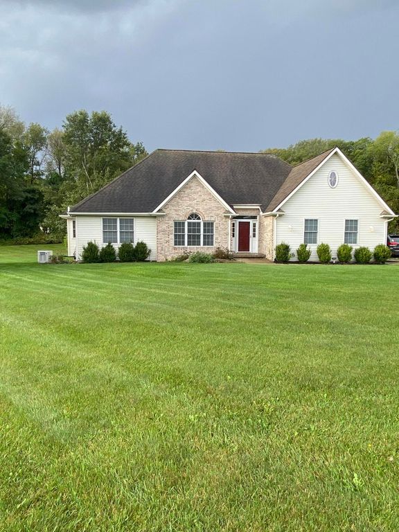 6536 Sweet Clover Hills Dr, Jonesville, MI 49250