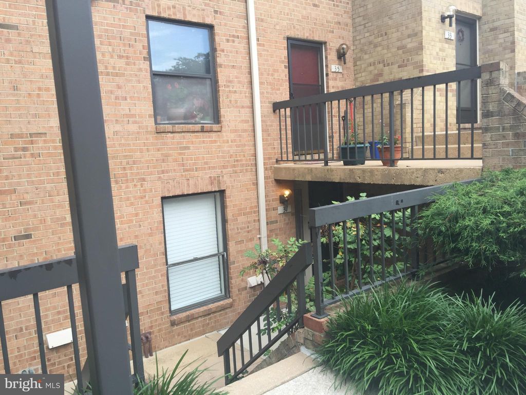 37 Dudley Ct, Bethesda, MD 20814