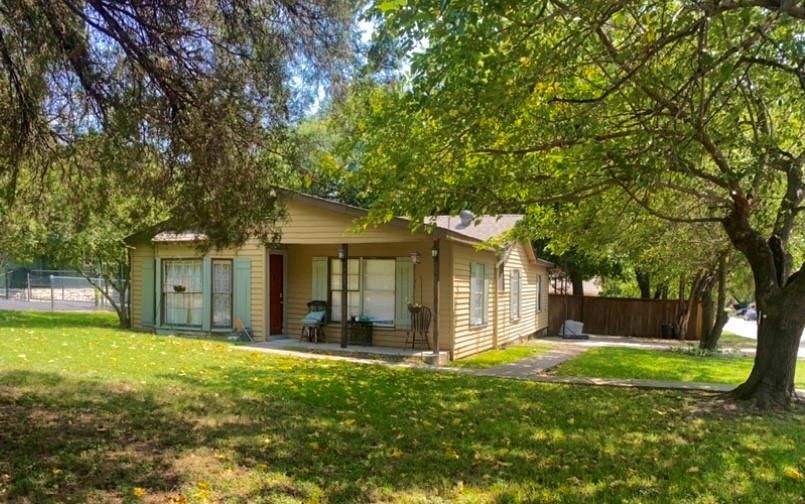 1213 Meadow Park Dr, White Settlement, TX 76108
