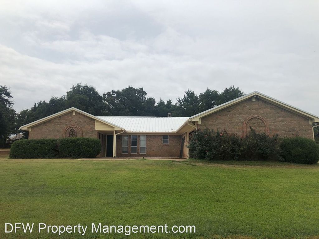 125 Woodland Dr, Burleson, TX 76028