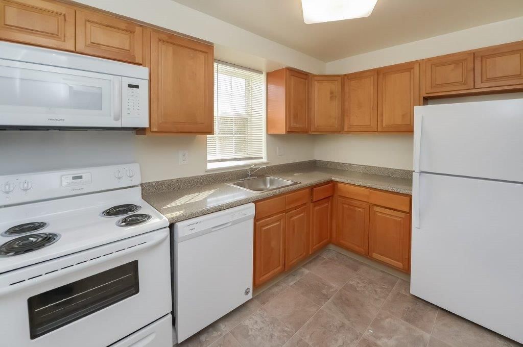 915 Cedartree Ln, Claymont, DE 19703
