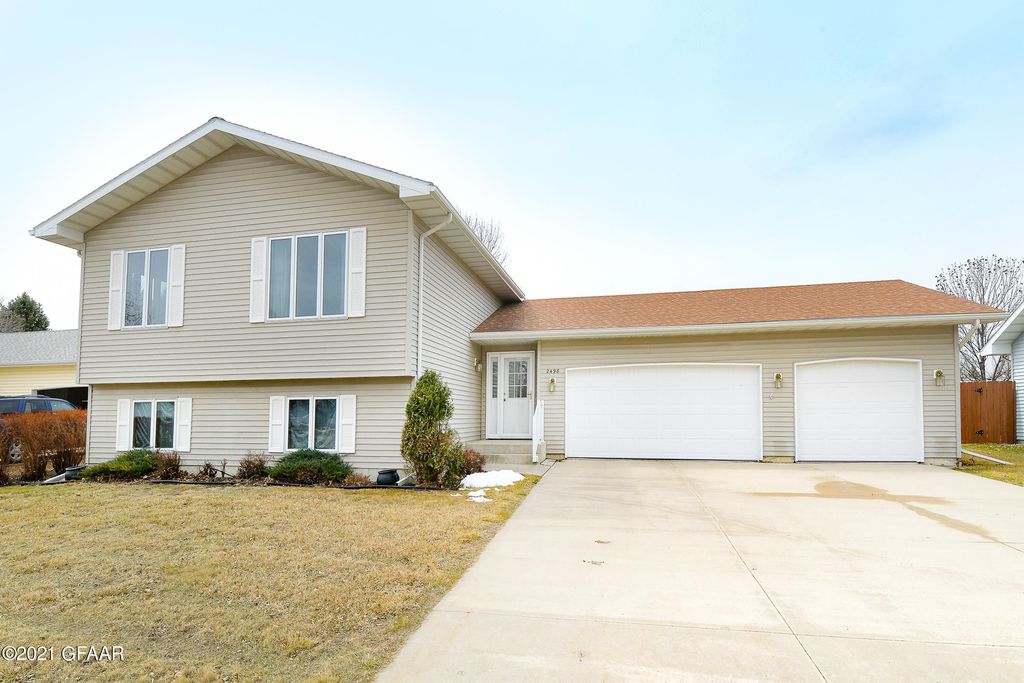 2498 S 35th St, Grand Forks, ND 58201