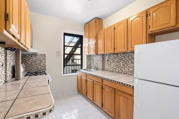 21-77 33rd St #5F, Astoria, NY 11105