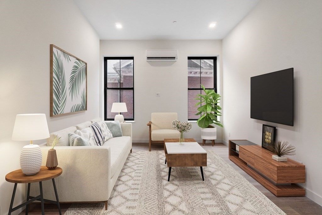 2 Derby Sq #302, Salem, MA 01970