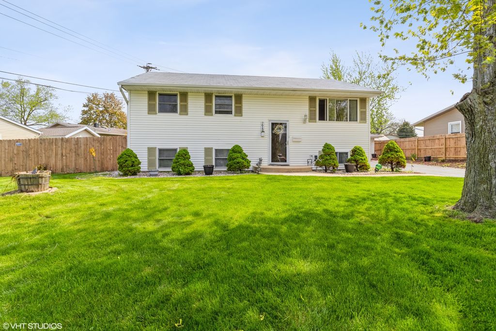 7613 Sprucewood Ave, Woodridge, IL 60517
