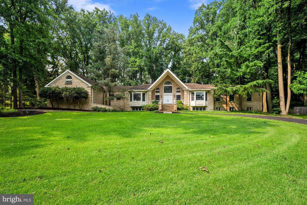 408 Creek Rd, Moorestown, NJ 08057