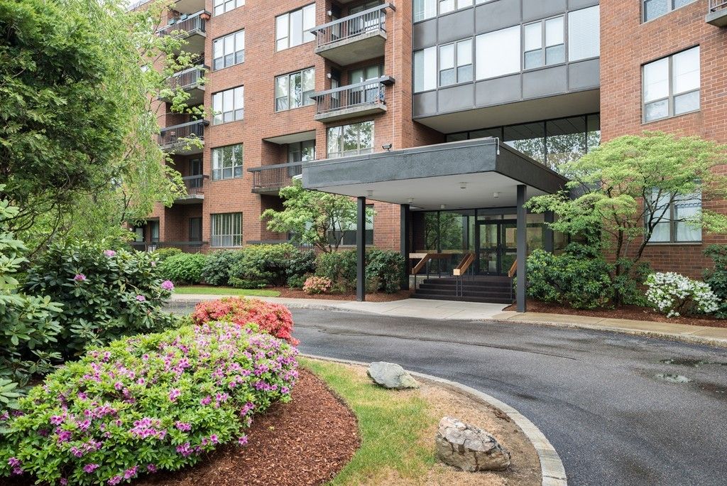 210 Nahanton St #104, Newton, MA 02459