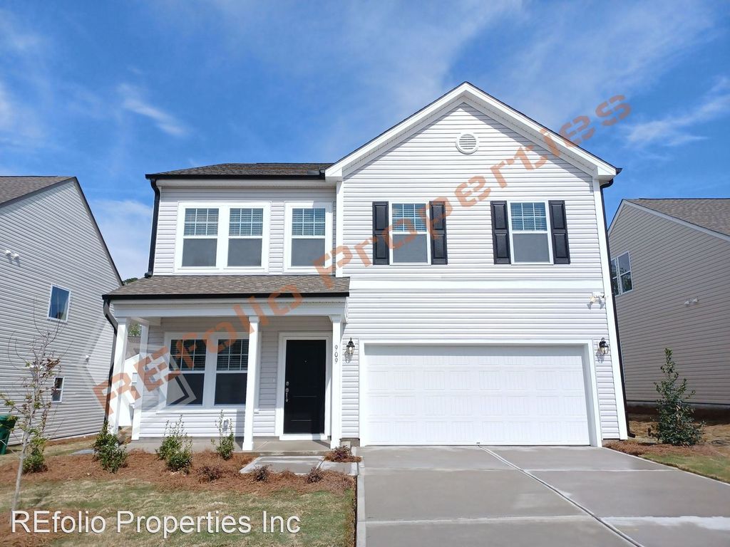 909 Atlantis St, Fuquay Varina, NC 27526