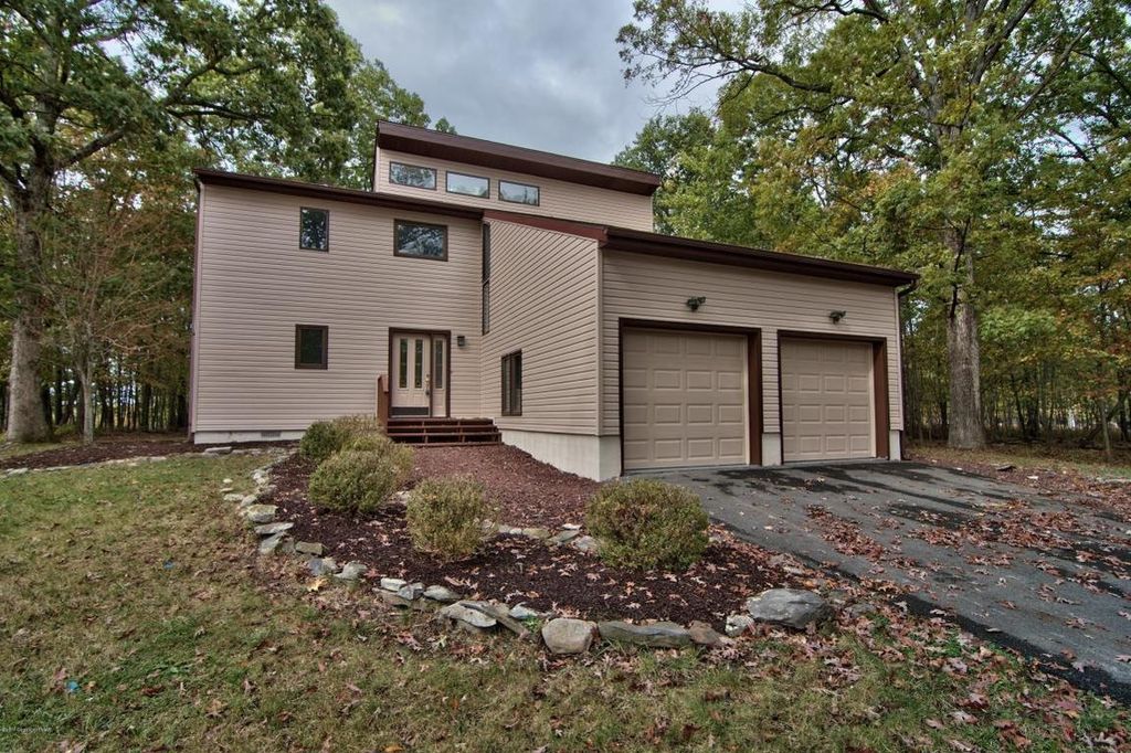 212 Hobbit Dr, Tamiment, PA 4 Bed, 3 Bath SingleFamily Home 50