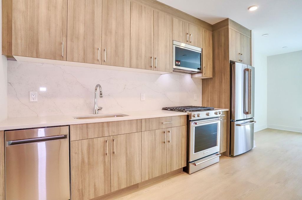 303 Madison St #205, Hoboken, NJ 07030