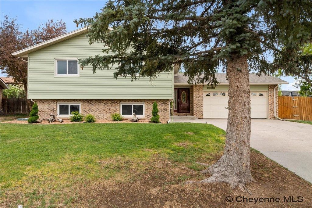 2420 Apache St, Cheyenne, WY 82009