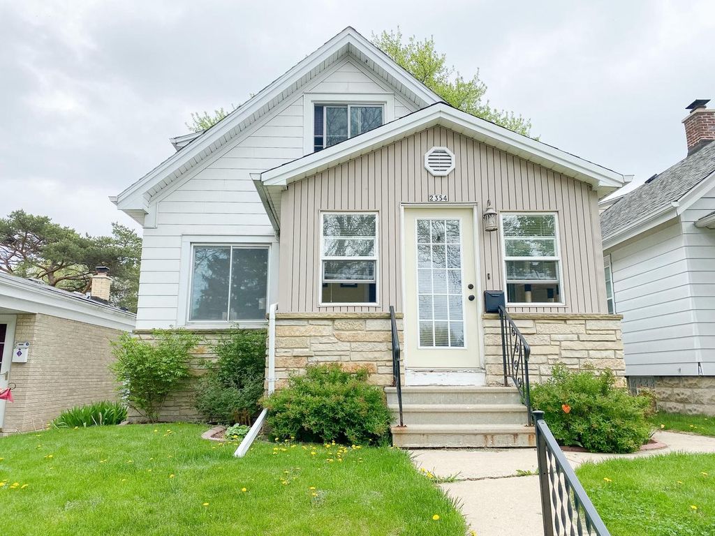 2354 S 74th St, West Allis, WI 53219