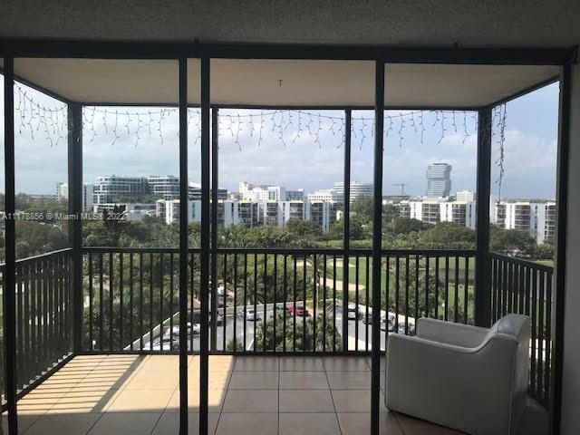 20301 W Country Club Dr #930, Aventura, FL 33180