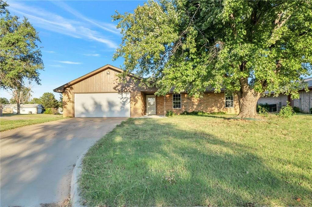 910 Village Dr, Altus, OK 73521
