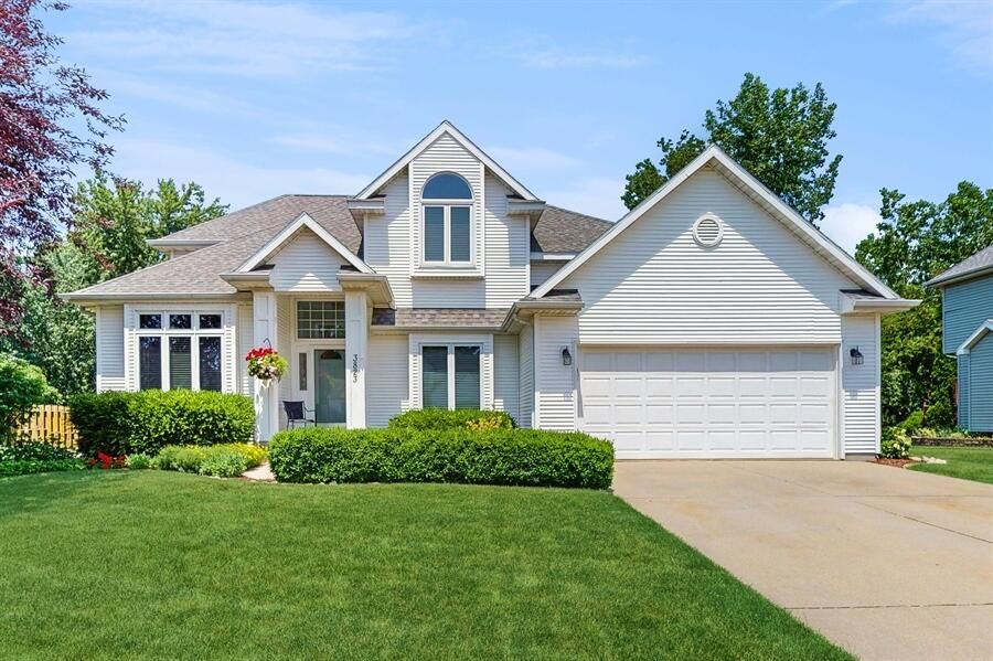 3823 Madison Ave, Bridgman, MI 49106