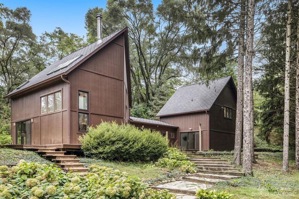 14282 N Lake Rd, Gregory, MI 48137