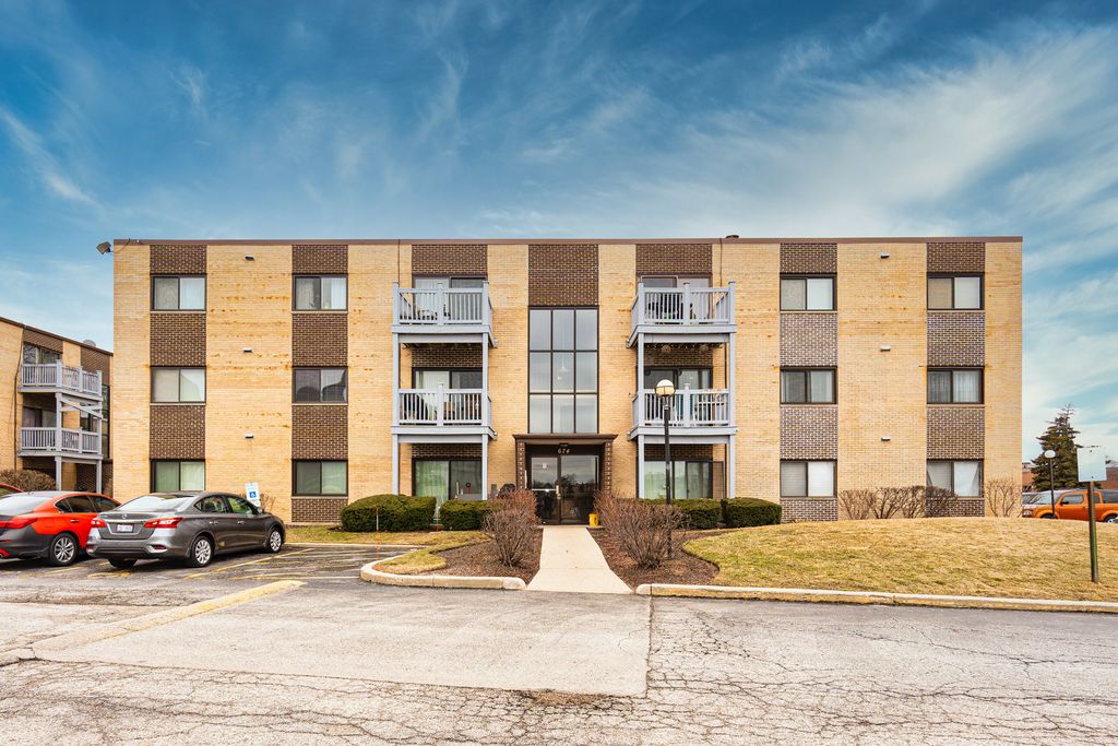 674 Pinecrest Dr #204, Prospect Heights, IL 60070