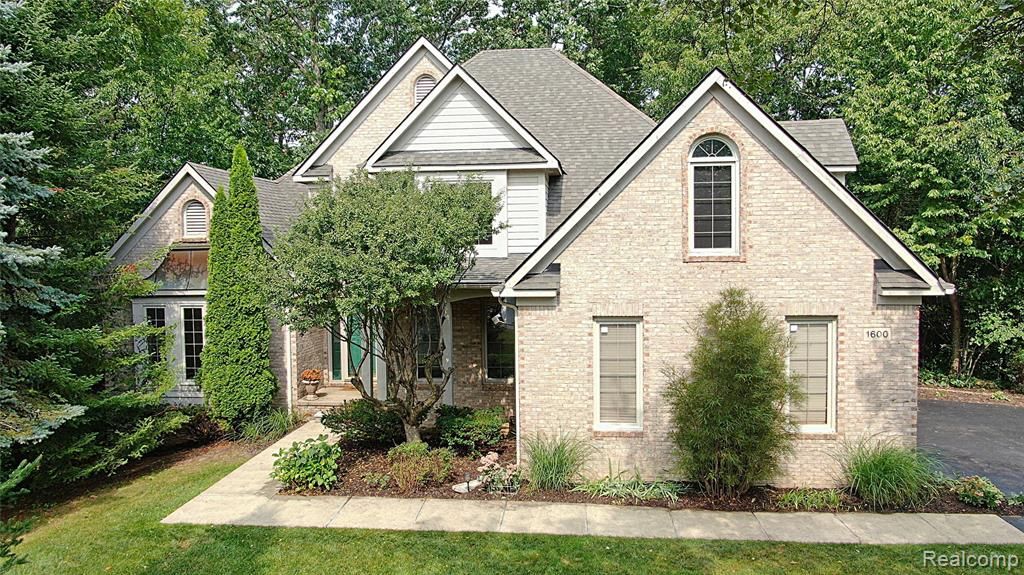 1600 Salishan Ln, Commerce Township, MI 48382