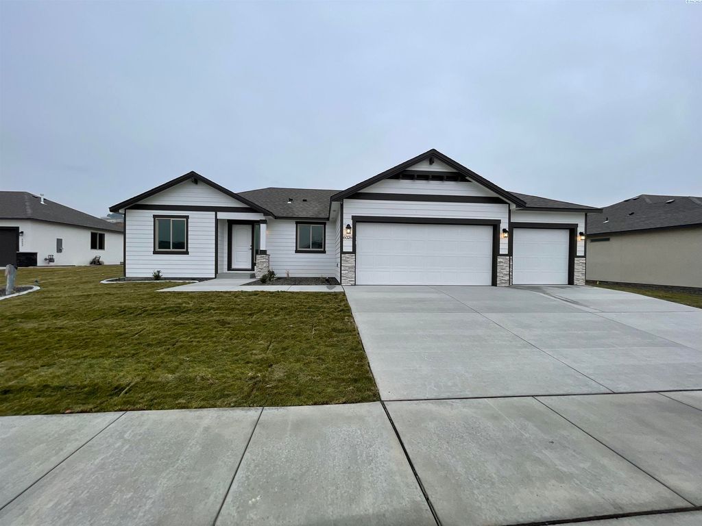 6026 W 32nd Ave, Kennewick, WA 99338