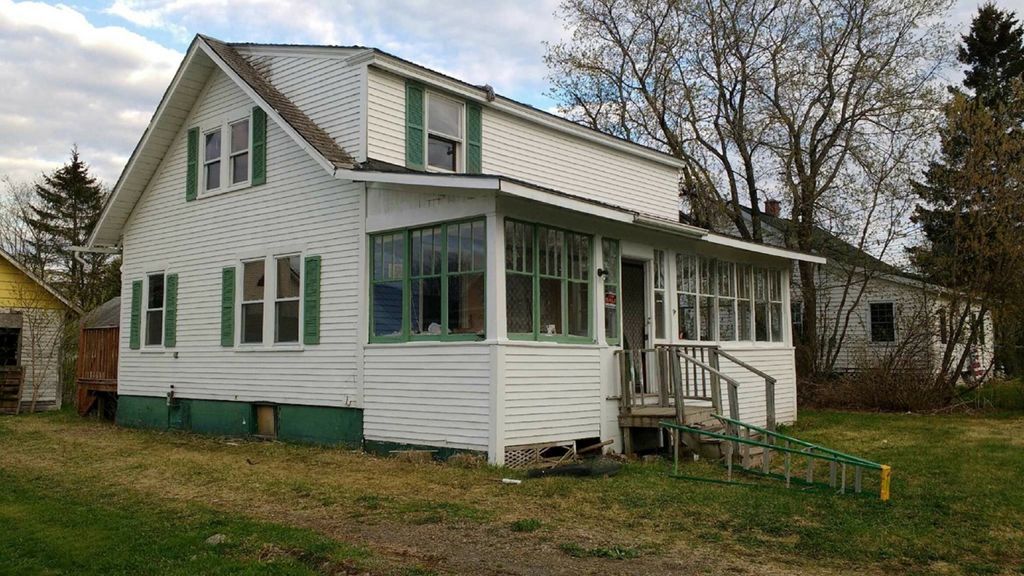 19 Brunswick Ave, Fort Fairfield, ME 04742