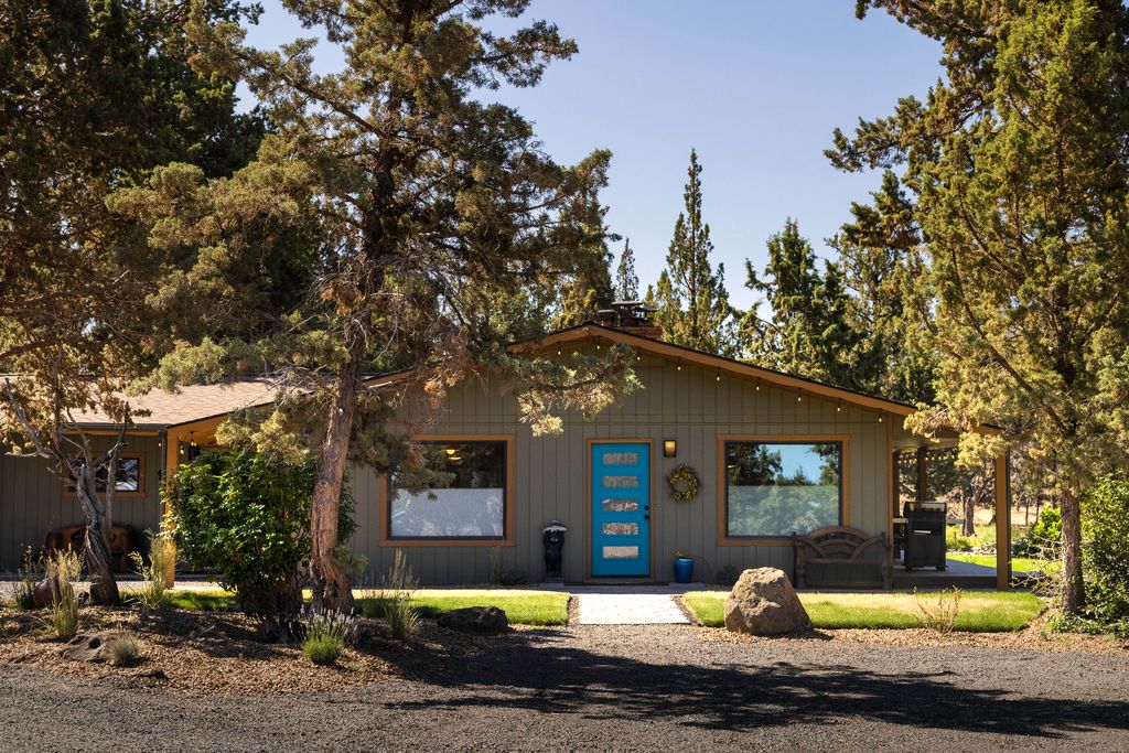 796 NW Helmholtz Way, Redmond, OR 97756