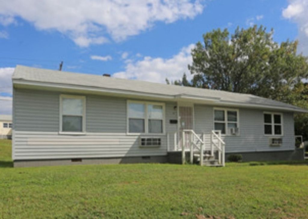 New Management! Villas At Park Terrace Desireable 2 Bed 1 Bath Near