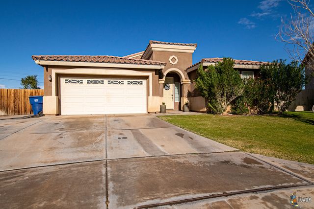 681 McCarran Ct W, Imperial, CA 92251