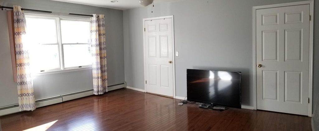 2 Lyons Ln, Edison, NJ 08820