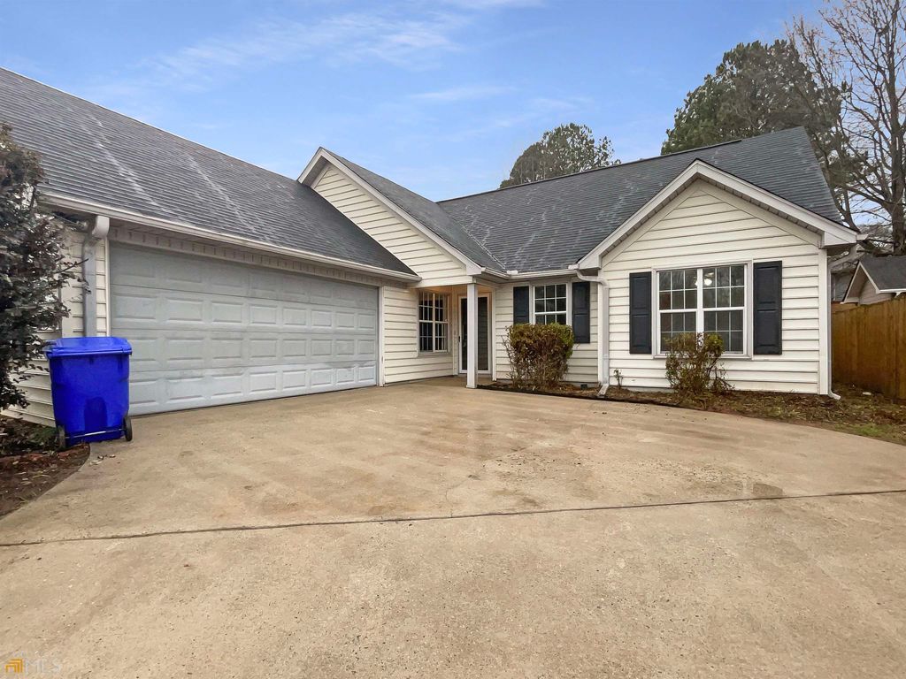 270 Monmouth Dr, Fayetteville, GA 30214