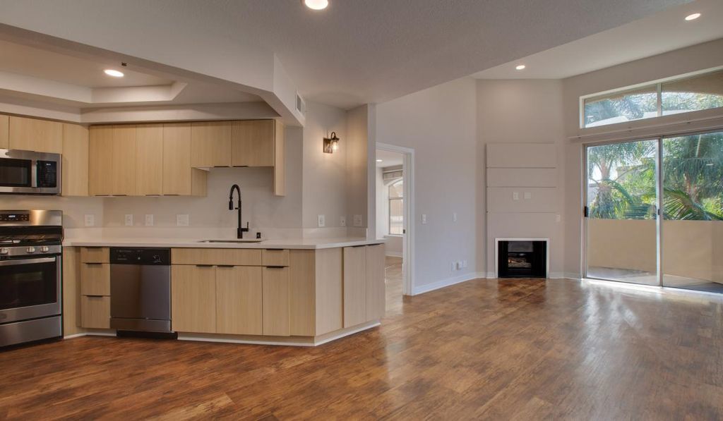 7660 Beverly Blvd, Los Angeles, CA 90036