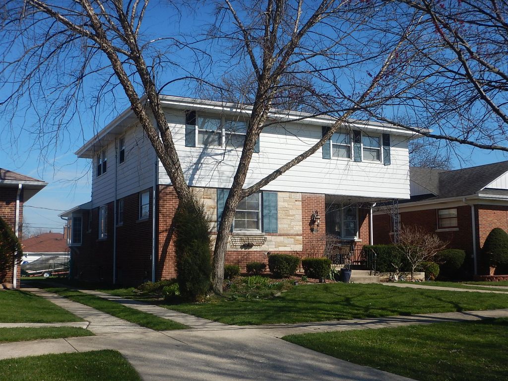 1643 Sunnyside Ave, Westchester, IL - 5 Bed, 2.5 Bath Single-Family