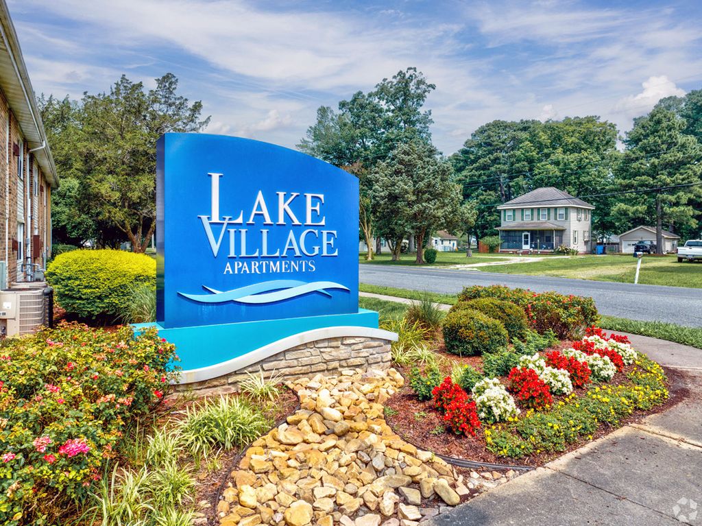 908 Lake Village Dr, Chesapeake, VA 23323