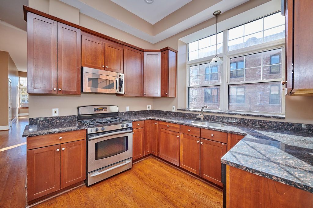 1048 N Ashland Ave #3F, Chicago, IL 60622