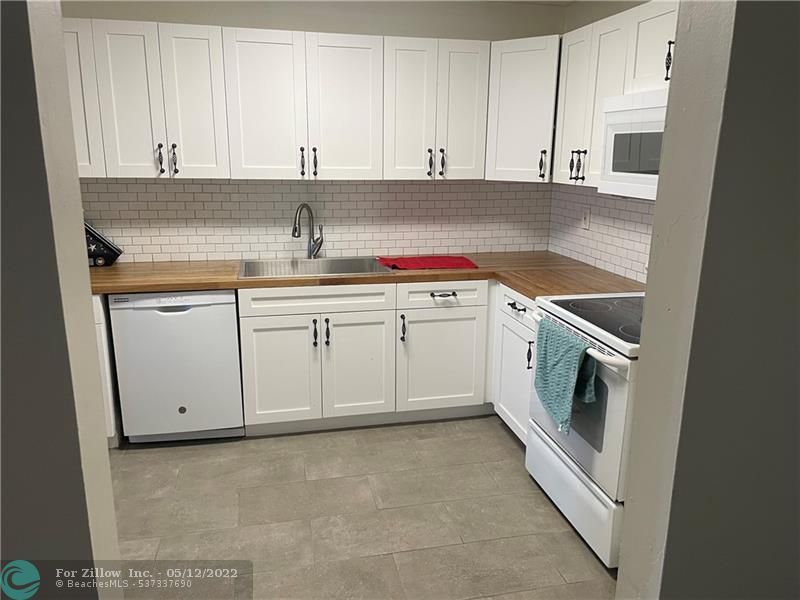 7010 Nw 186th St 420 Hialeah Fl 33015 Mls F10330629 Trulia 7010 Nw 186th St 420 Hialeah Fl, Kitchen Cabinets Hialeah Gardens Floor Plan