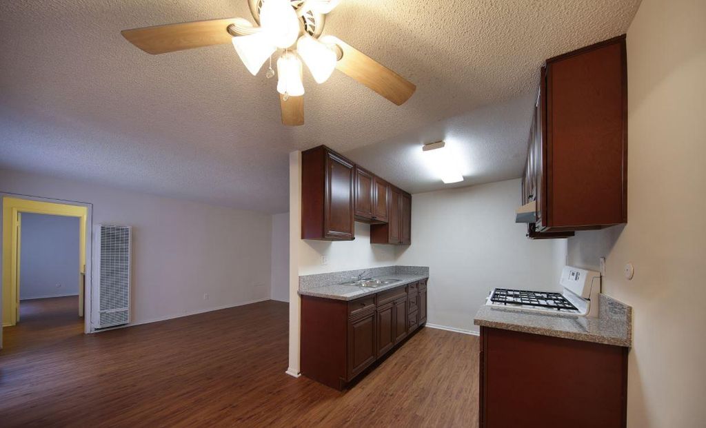 Villa Sorrento Apartments in Reseda, CA 91335 - Studio-1 Bed, 1 Bath