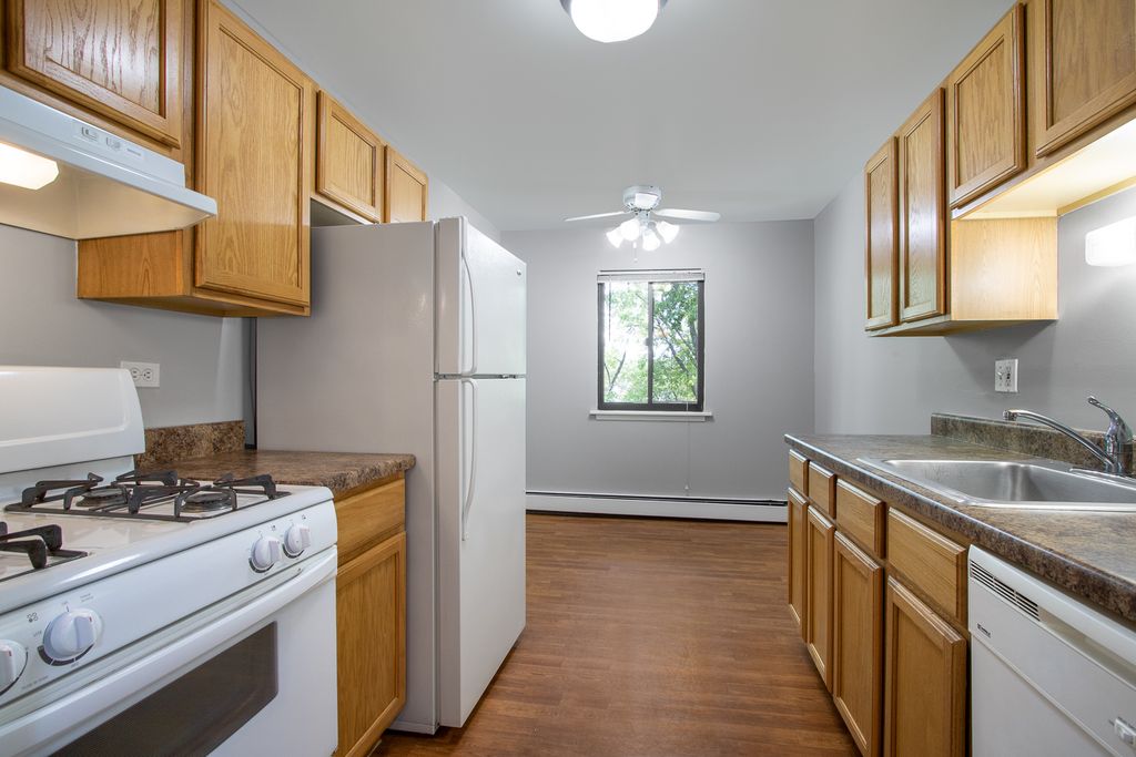 695 Westmoreland Dr, Vernon Hills, IL 60061