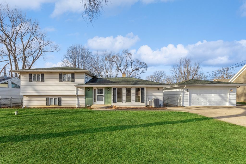 27930 N  Converse Rd, Island Lake, IL 60042