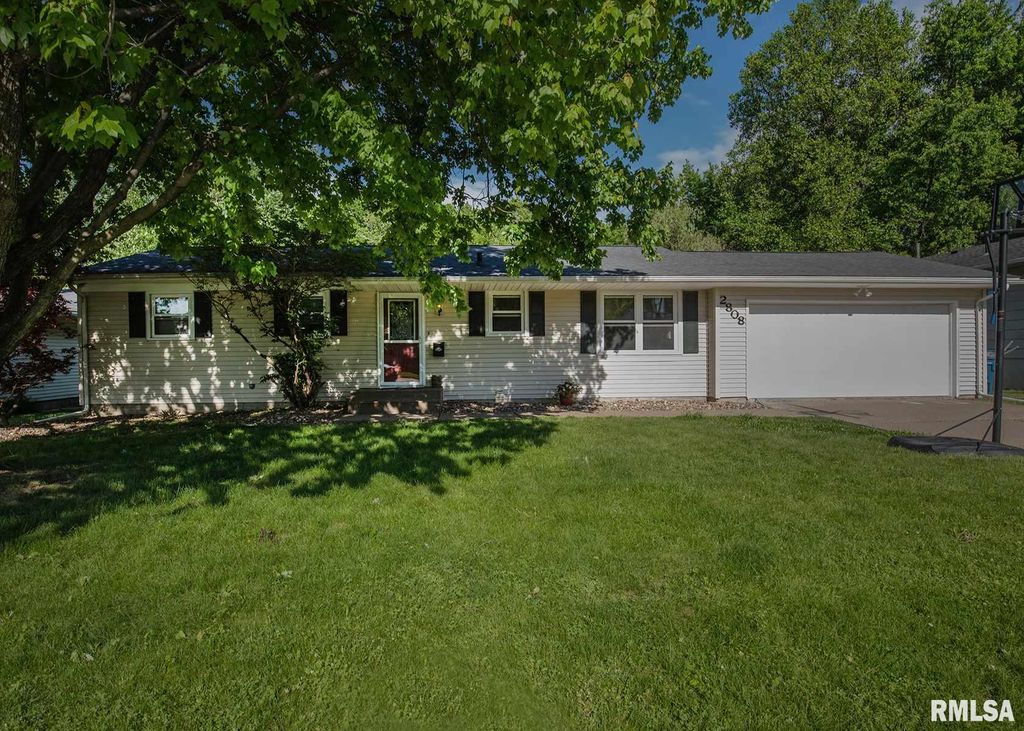 2808 10th St, East Moline, IL - 3 Bed, 2 Bath Single-Family Home - 74