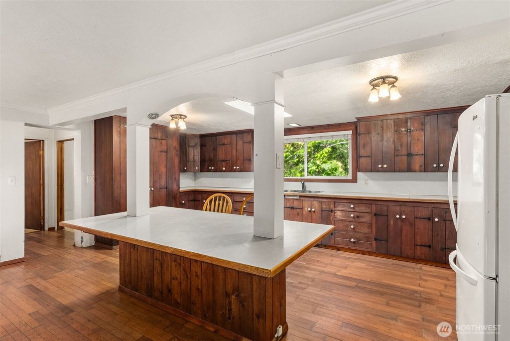 view 10th full size image of this home