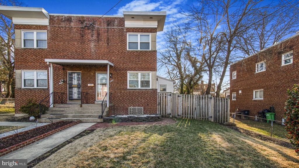 1815 Longfellow St, Hyattsville, MD 20782