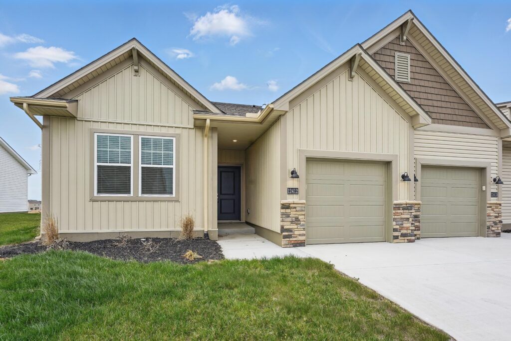 27311 Acacia Dr, Lake Lotawana, MO 64086