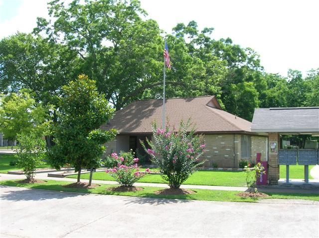 215 Stratton Ridge Rd #69, Clute, TX 77531