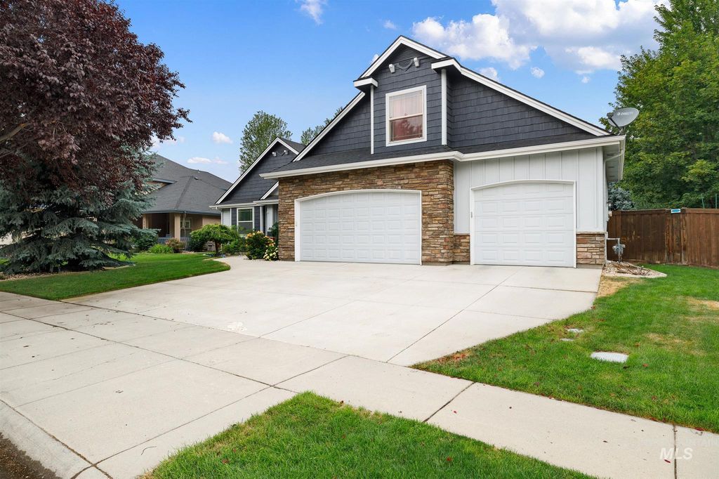 2032 W Marten Creek Dr, Meridian, ID 83646