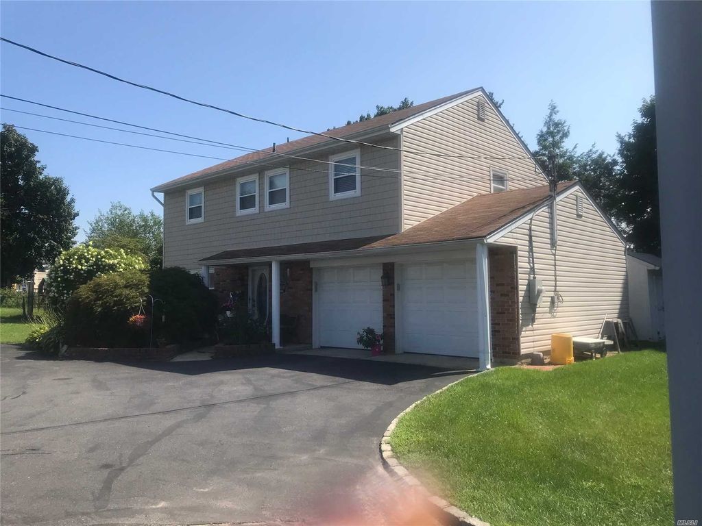 526A Plainview Rd, Plainview, NY 4 Bed, 3 Bath SingleFamily Home