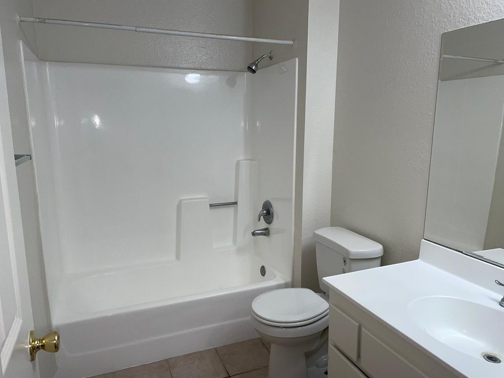 21601 Powhatan Rd #1-2-10, Apple Valley, CA 92308