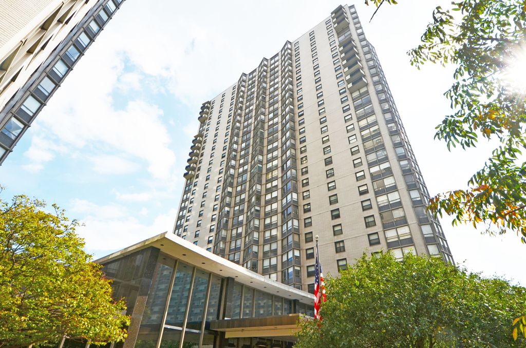 5701 N Sheridan Rd #9U, Chicago, IL 60660