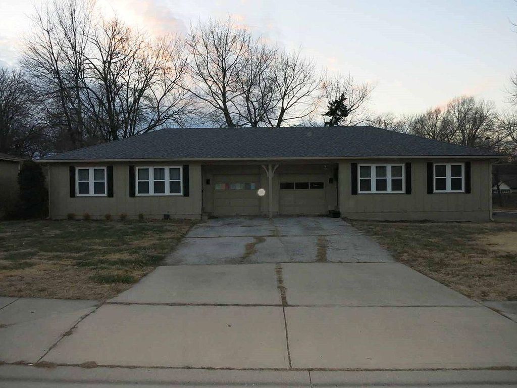 7802 Newton St #2, Overland Park, KS 66204