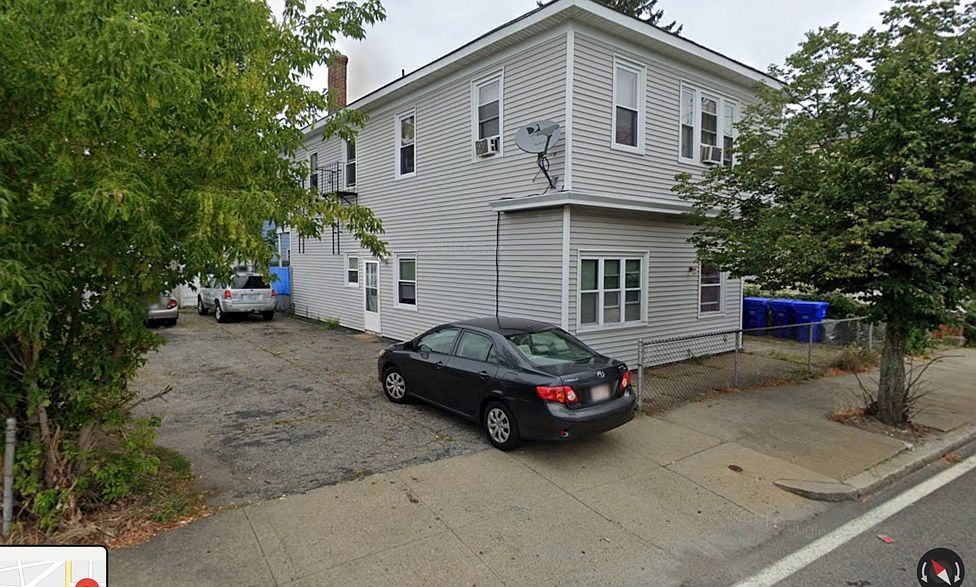 444 Benefit St, Pawtucket, RI 7 Bed, 4 Bath MultiFamily Home 24