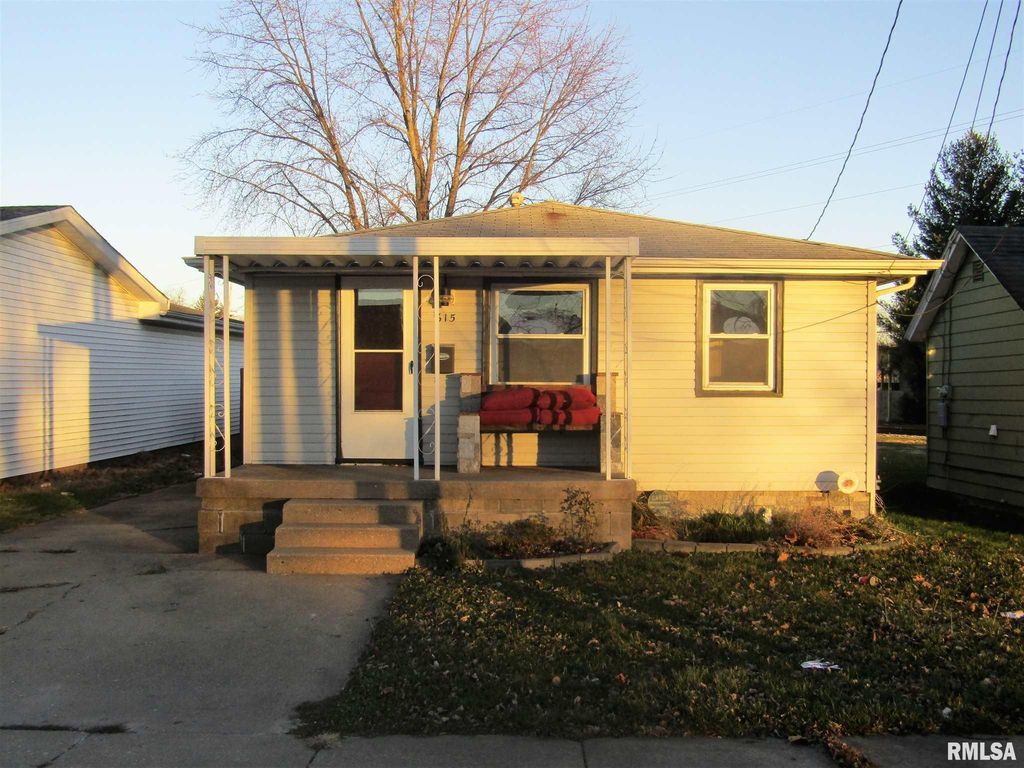 615 S Maple St, Lewistown, IL 61542