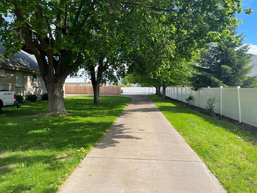 785 Whitney Rd, Walla Walla, WA 99362